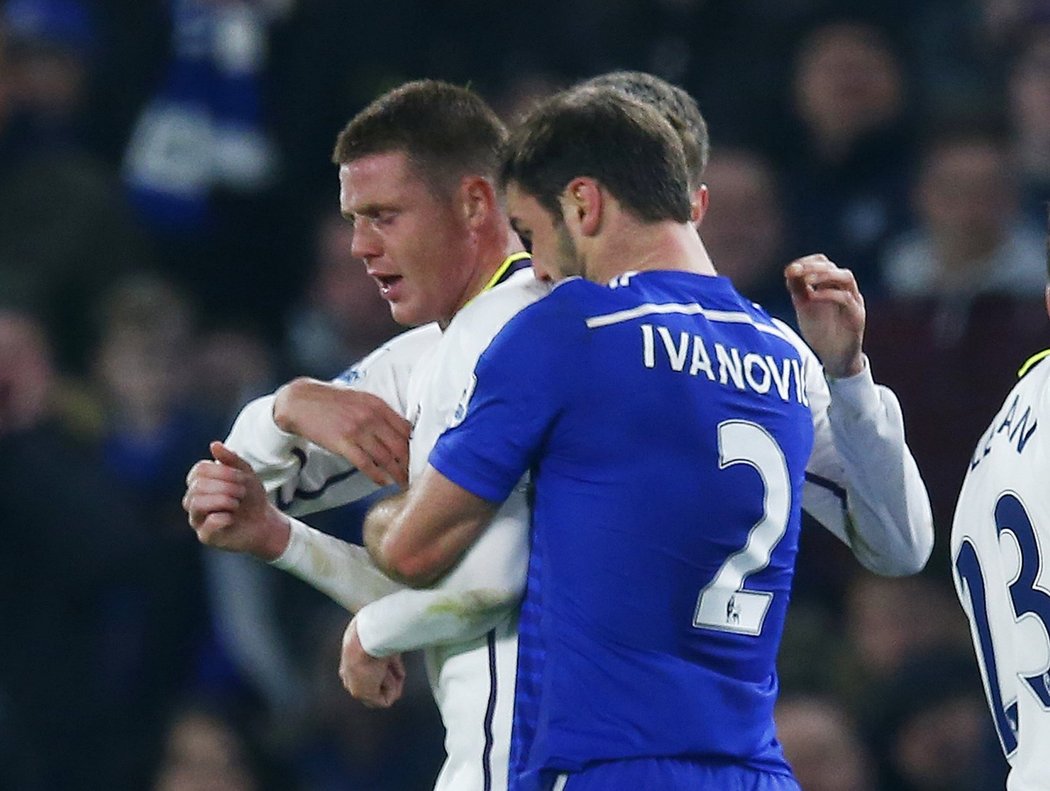 Při strkanici v závěru utkání Premier League mezi Chelsea a Evertonem podle anglických médií nejspíš srbský obránce &#34;blues&#34; Ivanovič kousl soupeře z Evertonu.