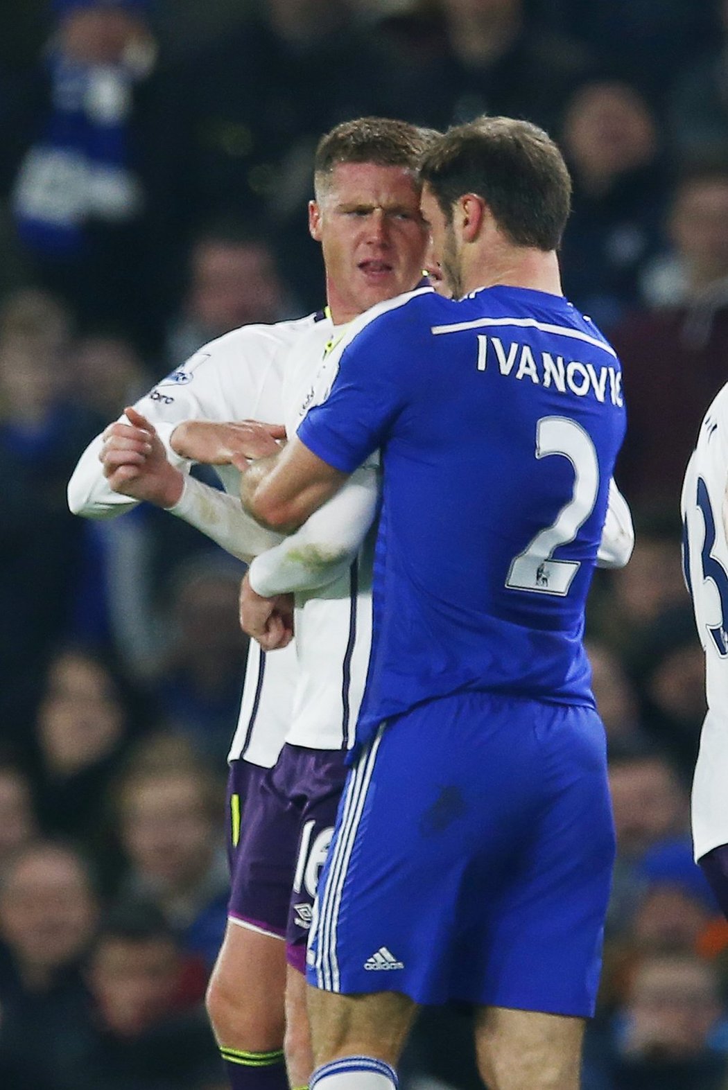 Srbský obránce Chelsea Branislav Ivanovič měl údajně v závěru ligového zápasu s Evertonem kousnout během strkanice soupeře.