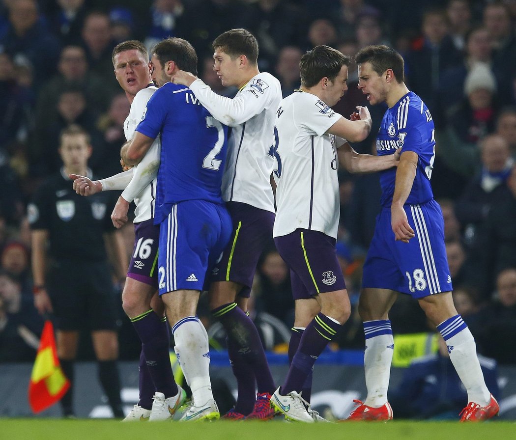 Emoce plály. Srbský obránce Chelsea Branislav Ivanovič čelí v Anglii obvinění, že v závěru duelu s Evertonem kousl soupeře.