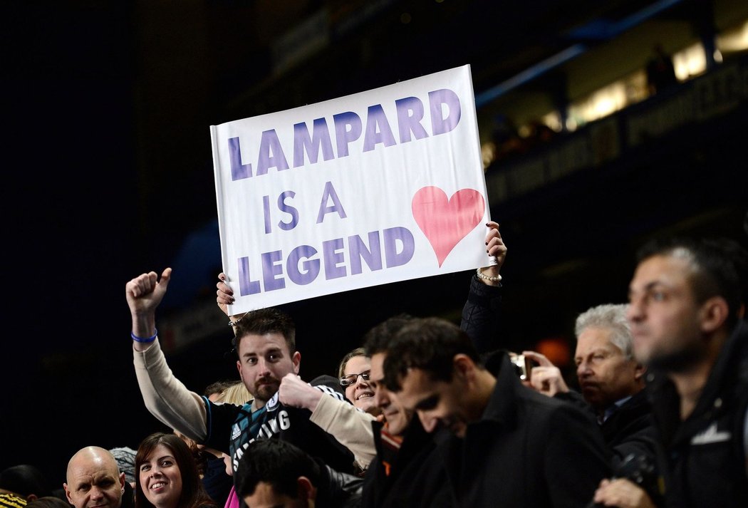 Fanoušci Chelsea chtějí, aby se z jejich klubu pakoval neoblíbený manažer Rafael Benítez, naopak záložník Frank Lampard by měl podle nich zůstat