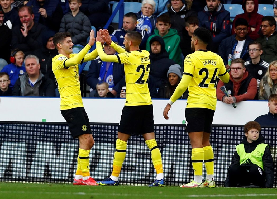 Radost fotbalistů Chelsea po jedné z branek v utkání proti Leicesteru