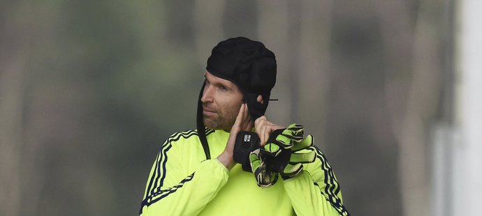 Petr Čech přichází na trénink Chelsea