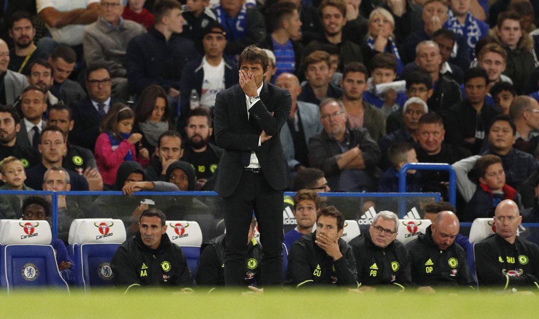 Trenér Chelsea Antonio Conte v zamyšlení během duelu s Liverpoolem