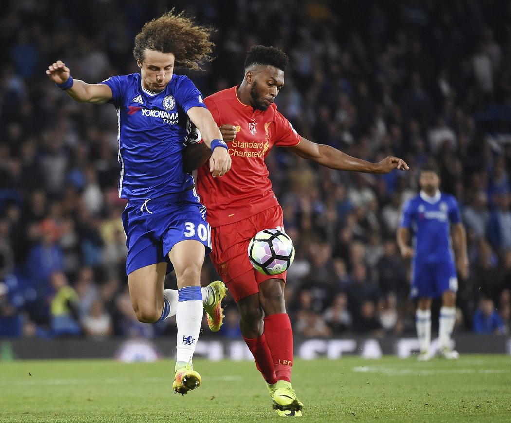 Obránce David Luiz v souboji s Danielem Sturridgem z Liverpoolu