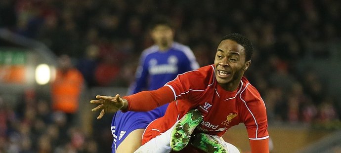 John Terry a Raheem Sterling v choulostivé situaci v duelu Liverpoolu s Chelsea