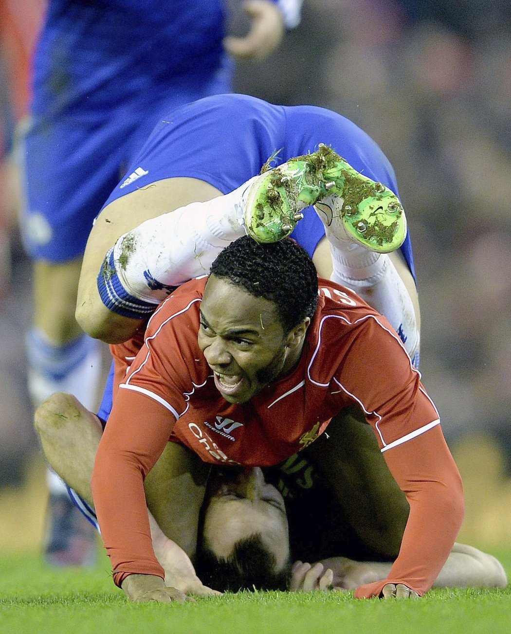 John Terry a Raheem Sterling v choulostivé situaci v duelu Liverpoolu s Chelsea