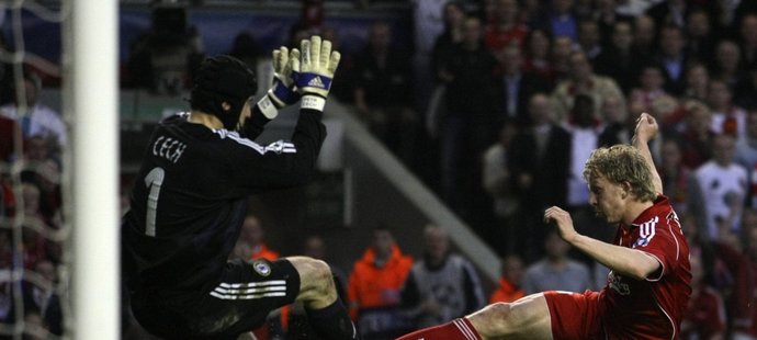 Liverpoolský útočník Dirk Kuyt se snaží překonat Petra Čecha v brance Chelsea.