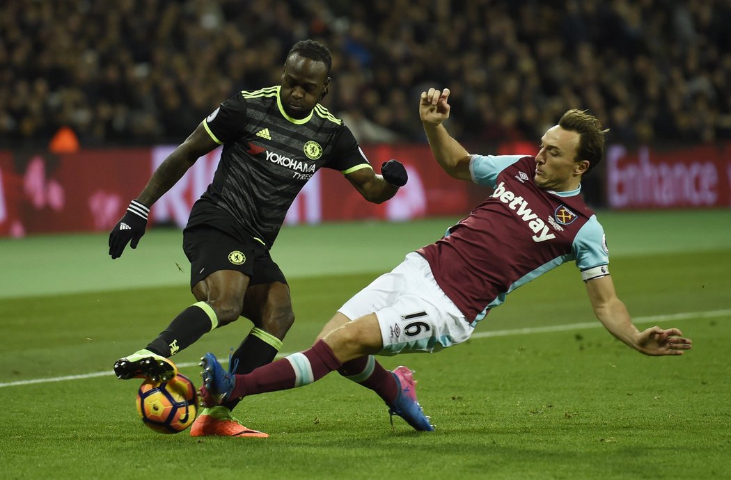 Mark Noble je tvrdě do souboje s Victorem Mosesem z Chelsea