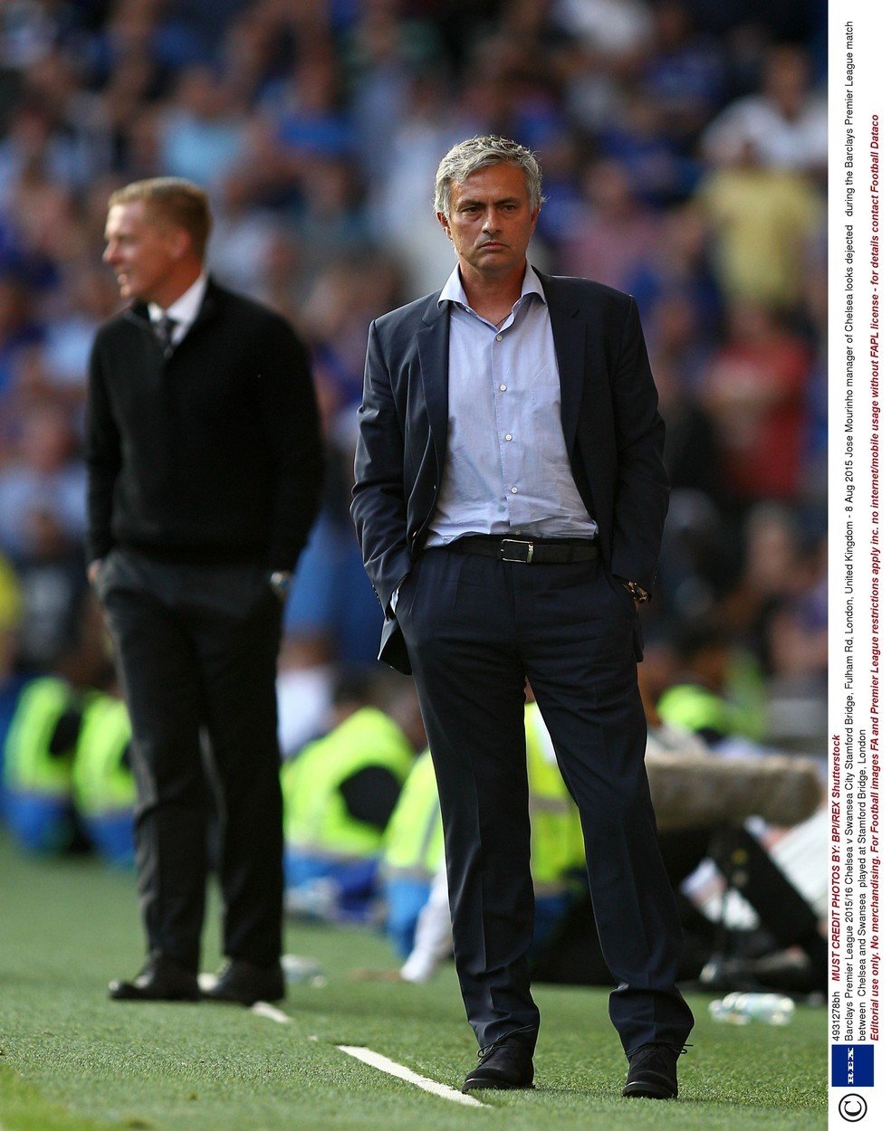 Naštvaný trenér José Mourinho během zápasu se Swansea.