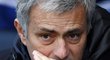 Zamyšlený kouč Chelsea José Mourinho během utkání s Fulhamem