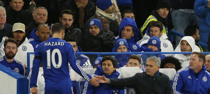 Belgický fotbalista Eden Hazard napsal bývalému manažerovi Chelsea Mourinhovi, že se omlouvá. Hráč cítí vinu za vyhazov manažera.