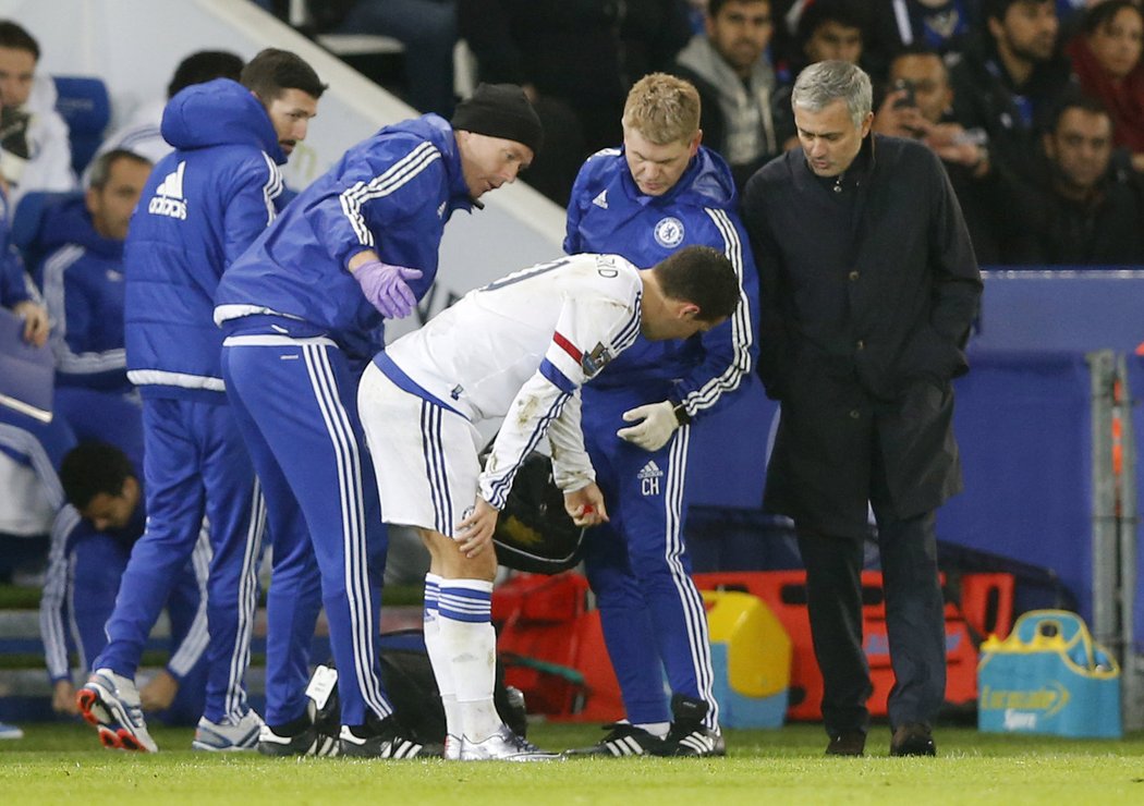 Eden Hazard v dresu Chelsea nepředvádí v této sezoně dobré výkony. Teď Belgičan přiznal, že napsal sms zprávu José Mourinhovi, který byl od mužstva odvolán. Hazard za to cítí vinu.