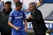 Manažer Chelsea José Mourinho uděluje pokyny Fernandu Torresovi