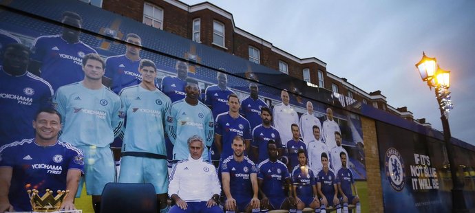 Kdokoliv se mohl vyfotit i včera odpoledne po boku Josého Mourinha a hvězd Chelsea. Reklamní panel i po ukončení angažmá známého Portugalce v klubu fungoval a přitahoval fanoušky.