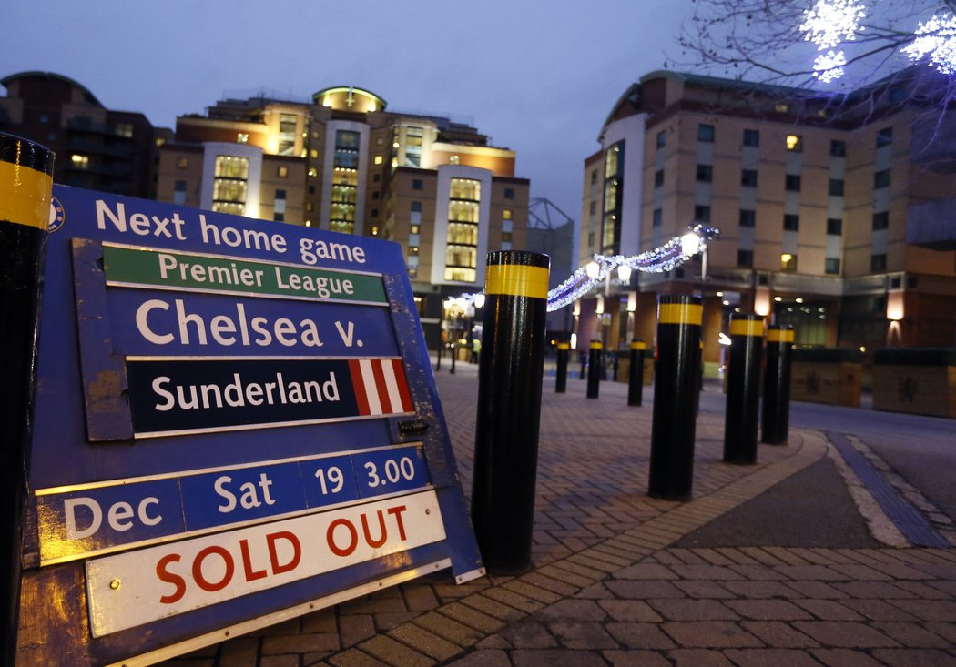 Poutač na zápas se Sunderlandem hlásil, že bude na Stamford Bridge zase nabito. Chelsea se už předvede v akci bez José Mourinha.