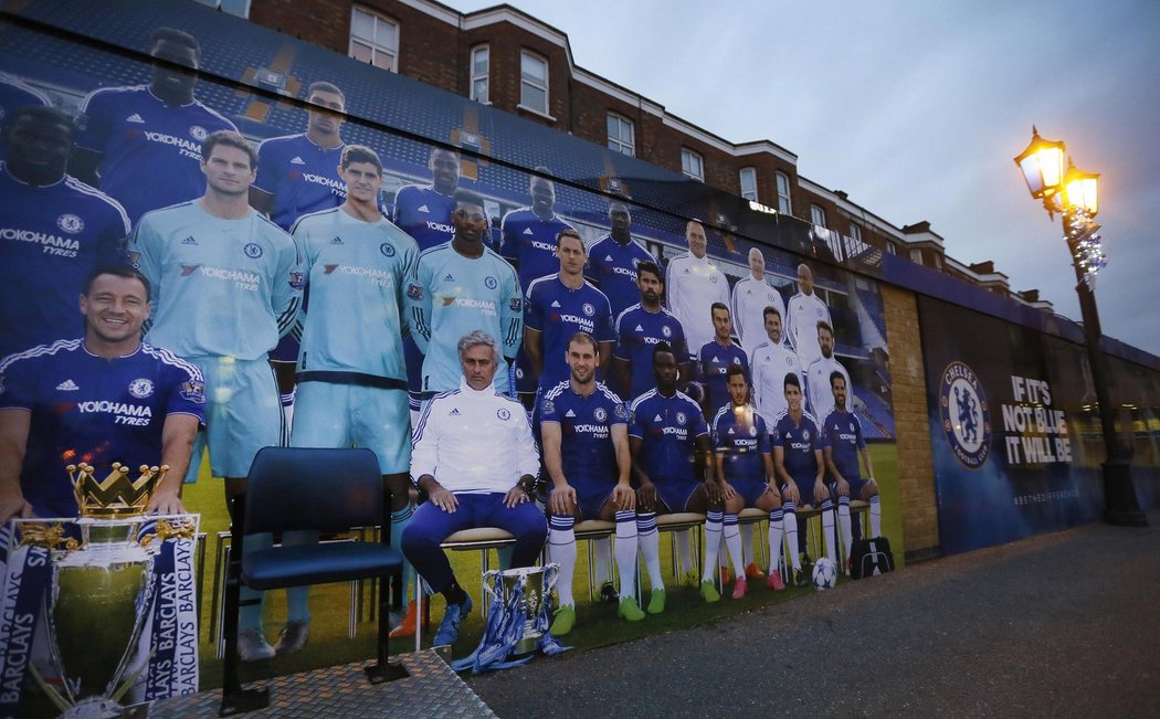 Kdokoliv se mohl vyfotit i včera odpoledne po boku Josého Mourinha a hvězd Chelsea. Reklamní panel i po ukončení angažmá známého Portugalce v klubu fungoval a přitahoval fanoušky.