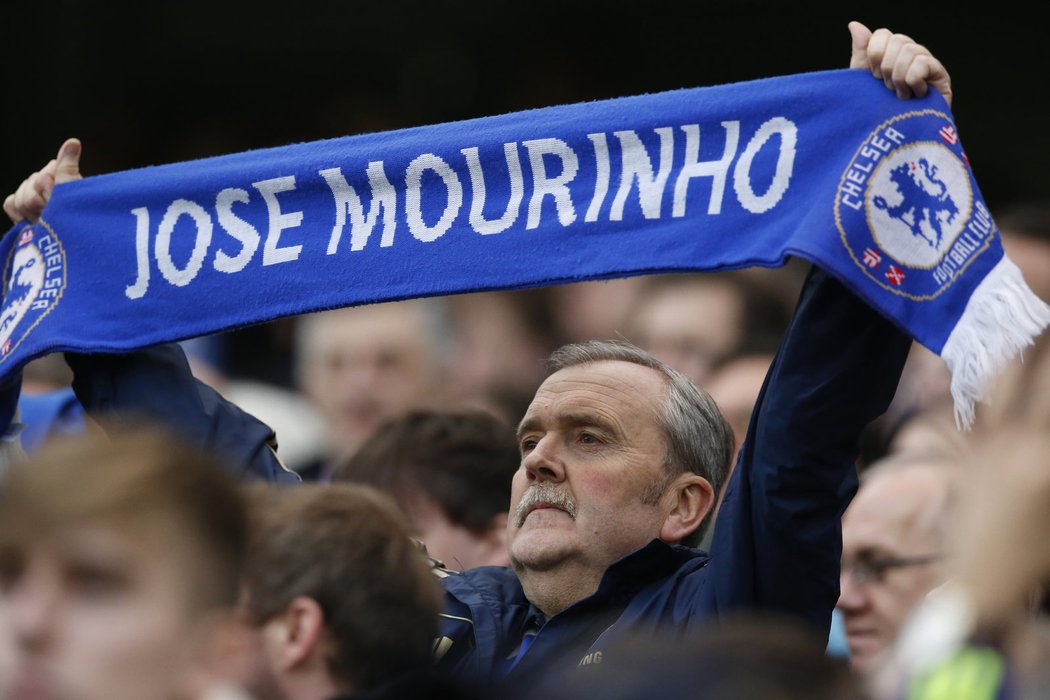 Portugalec José Mourinho sice už není manažerem Chelsea, ale fanoušci na něj nemůžou zapomenout.