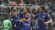 Fotbalisté Chelsea se radují z gólu Edena Hazarda v zápase proti Newcastlu