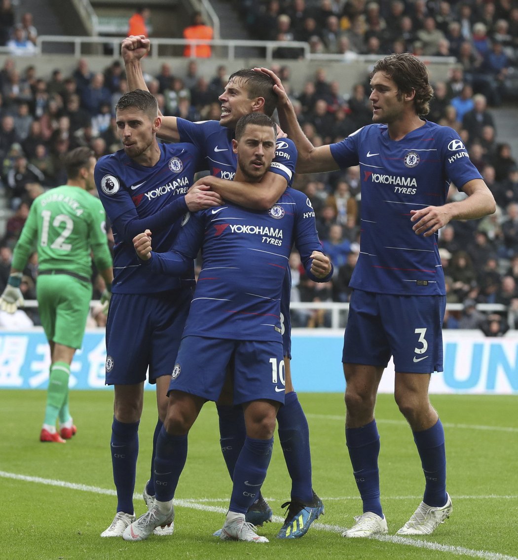 Fotbalisté Chelsea se radují z gólu Edena Hazarda v zápase proti Newcastlu