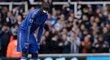 Útočník Chelsea Demba Ba zápas Premier League v Newcastlu nedohrál. Po zásahu soupeře má zlomený nos