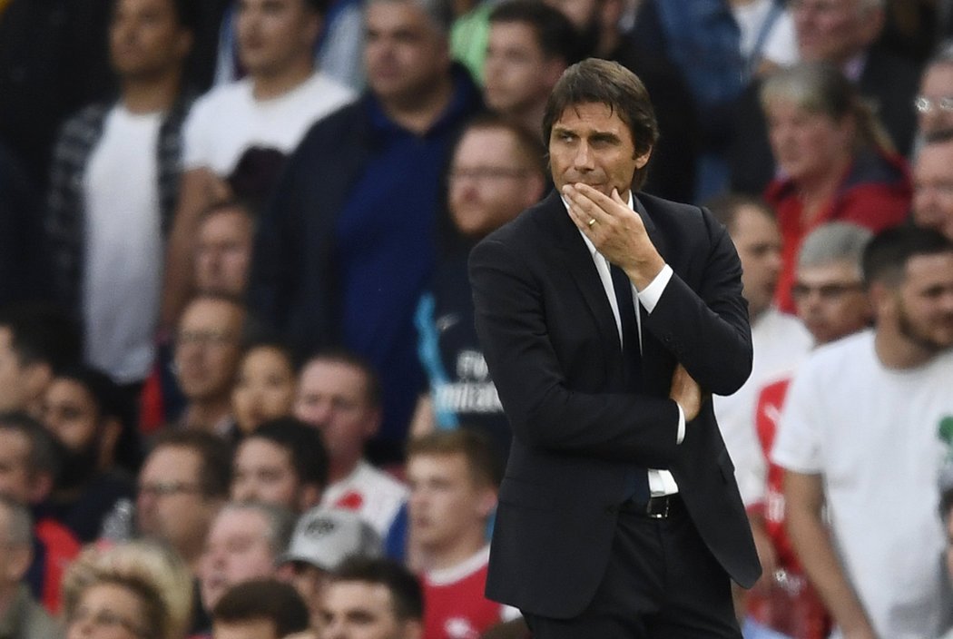 Zamyšlený kouč Chelsea Antonio Conte v utkání s Arsenalem