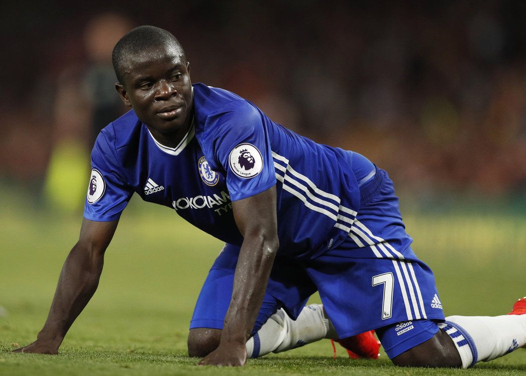 Záložník Chelsea   N&#39;Golo Kanté v derby s Arsenalem