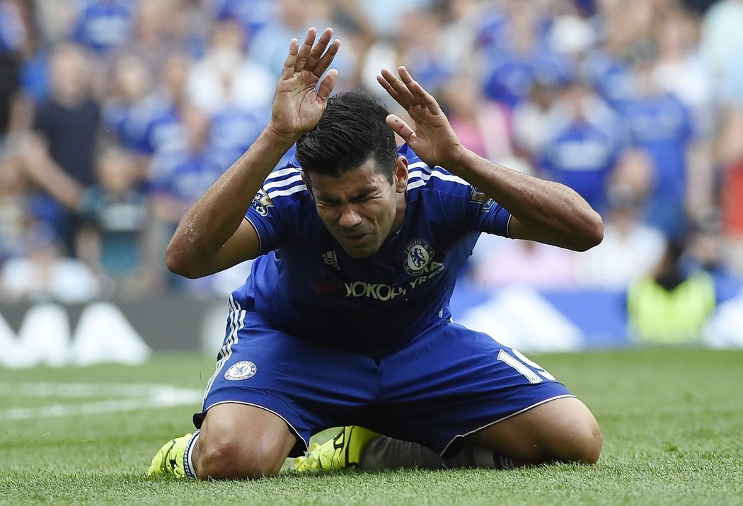 Diego Costa z Chelsea a jeho zlostná reakce při utkání Premier League se Swansea. Zápas skončil nerozhodně 2:2.