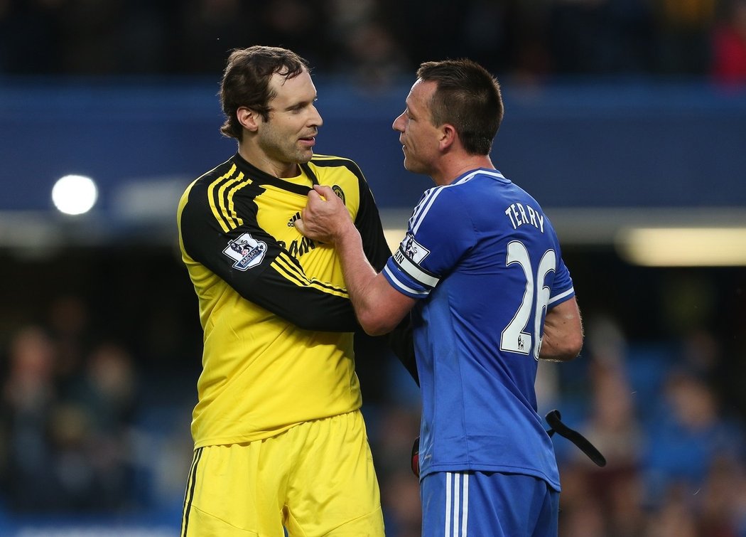 Petr Čech diskutuje s Johnem Terrym po skončení vítězného utkání Chelsea na hřišti Swansea