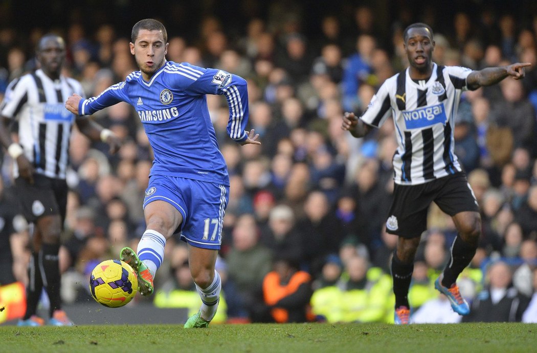 Zaváhání Arsenalu využila Chelsea, která díky třem brankám Edena Hazarda porazila Newcastle 3:0.