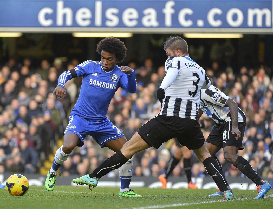 Zaváhání Arsenalu využila Chelsea, která díky třem brankám Edena Hazarda porazila Newcastle 3:0