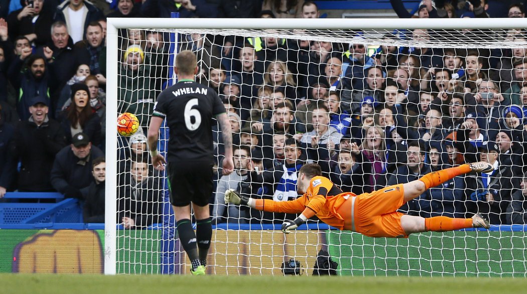 Marně se snaží gólman Stoke, míč končí v zápase na půdě Chelsea v jeho síti.