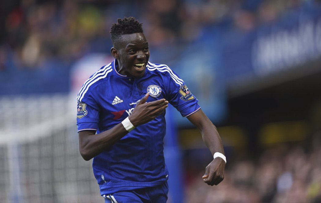 Bertrand Traore se raduje z gólu v dresu Chelsea