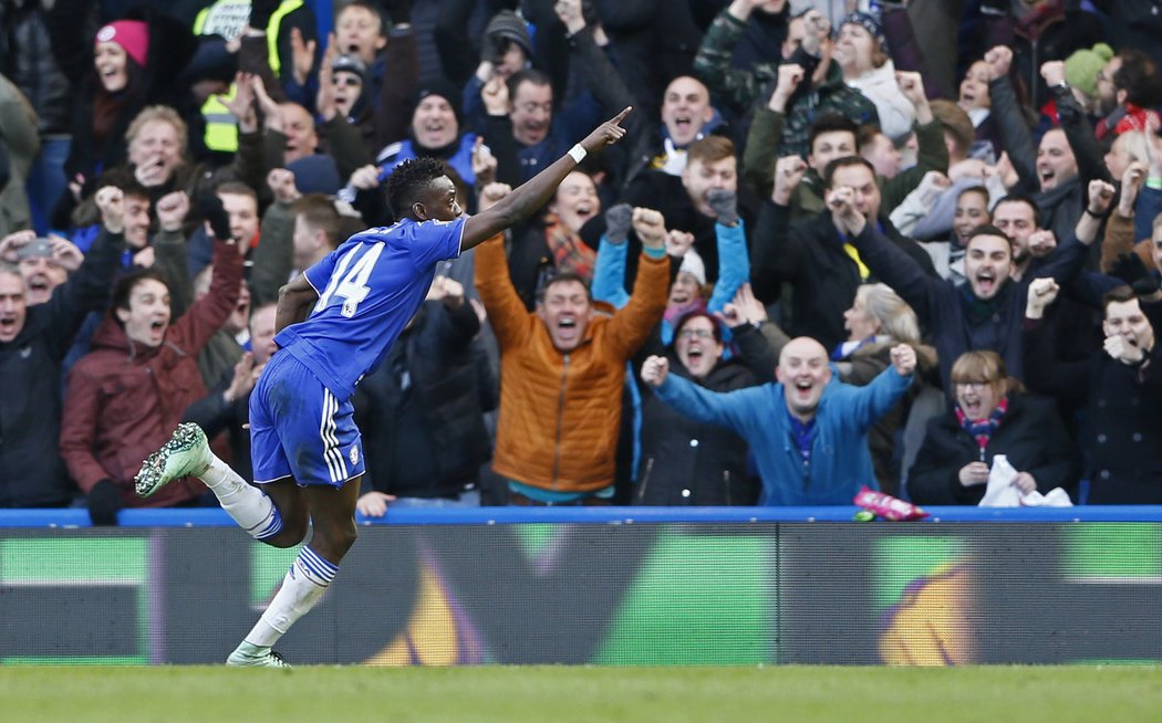 Bertrand Traore slaví gól Chelsea v utkání Premier League