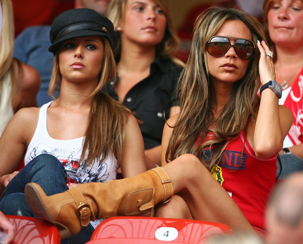 Cheryl Tweedie (vlevo) ještě ne jako manželka Ashleyho Colea sleduje zápas anglické reprezentace na MS 2006 proti Trinidadu s manželkou Davida Beckhama Victorií (vpravo) a Coleen McLoughlin (uprostřed)