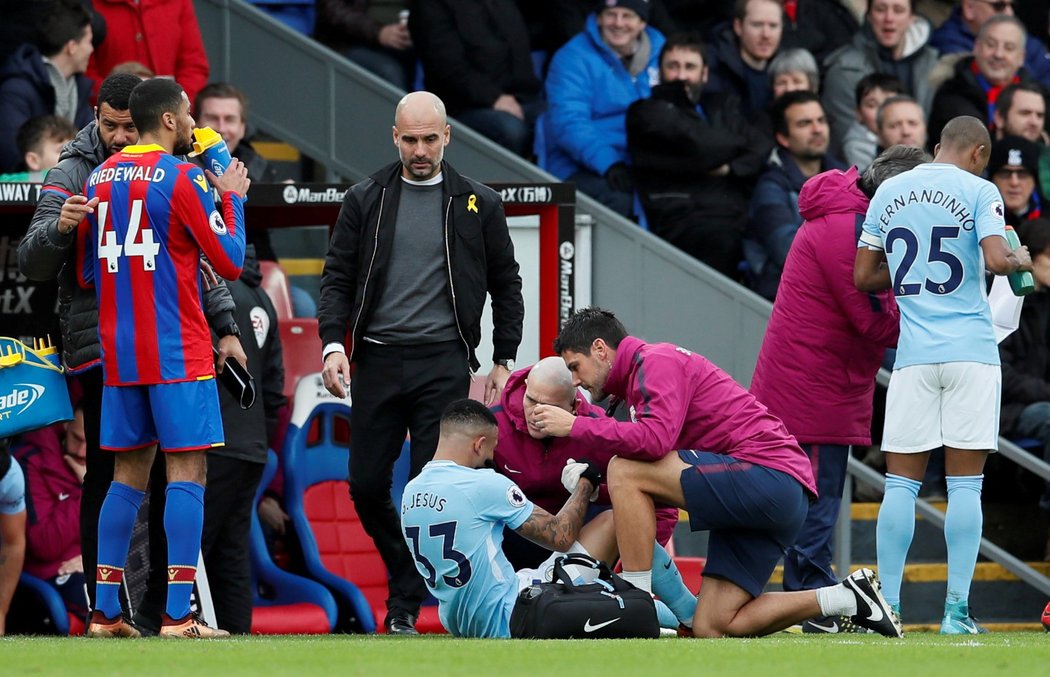 Pep Guardiola zjišťuje stav zraněného Gabriela Jesúse