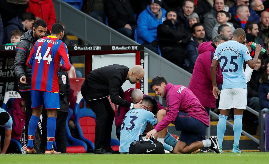 Pep Guardiola zjišťuje stav zraněného Gabriela Jesúse