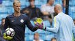 Brankáři Joe Hart a Willy Caballero během rozcvičení před zápasem