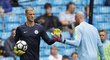 Brankáři Joe Hart a Willy Caballero během rozcvičení před zápasem