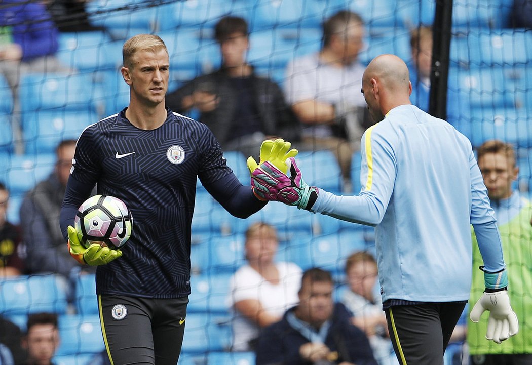 Brankáři Joe Hart a Willy Caballero během rozcvičení před zápasem