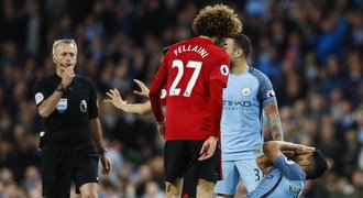 Ostré derby o Manchester: Neville sjel zraněného Brava, Fellaini zkratoval