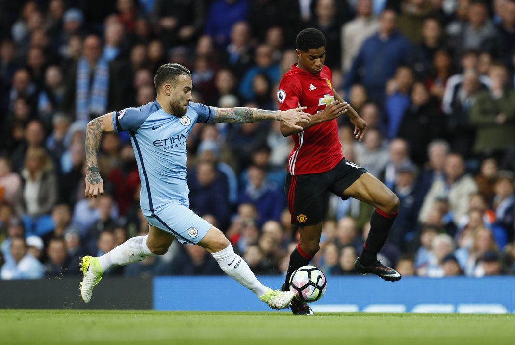 Obránce Otamendi stíhá útočníka United Marcuse Rashforda