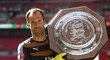 Petr Čech s trofejí pro vítěze Community Shield. Arsenal porazil ve Wembley Chelsea 1:0.