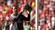 Petr Čech zatleskal po vítězství nad Chelsea fanouškům ve Wembley. S Arsenalem slavil první trofej.