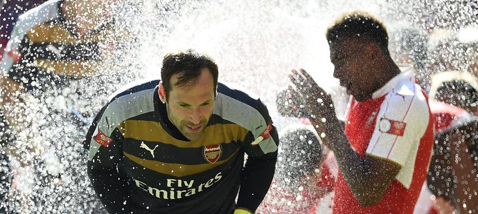 Sprcha šampaňským neminula ani Petra Čecha. První anglická trofej v sezoně pro Arsenal se prostě musela oslavit.