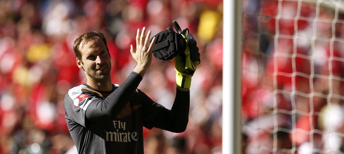 Petr Čech zatleskal po vítězství nad Chelsea fanouškům ve Wembley. S Arsenalem slavil první trofej.