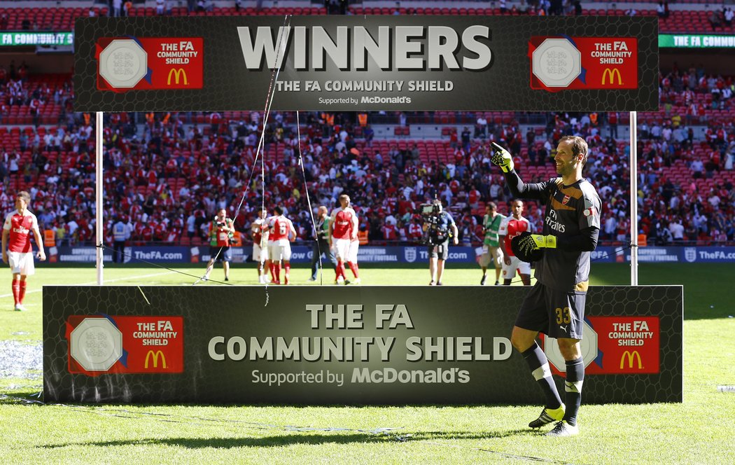 Petr Čech slaví s Arsenalem první anglickou trofej. V bitvě o Community Shield vyhráli &#34;kanonýři&#34; nad Chelsea 1:0.