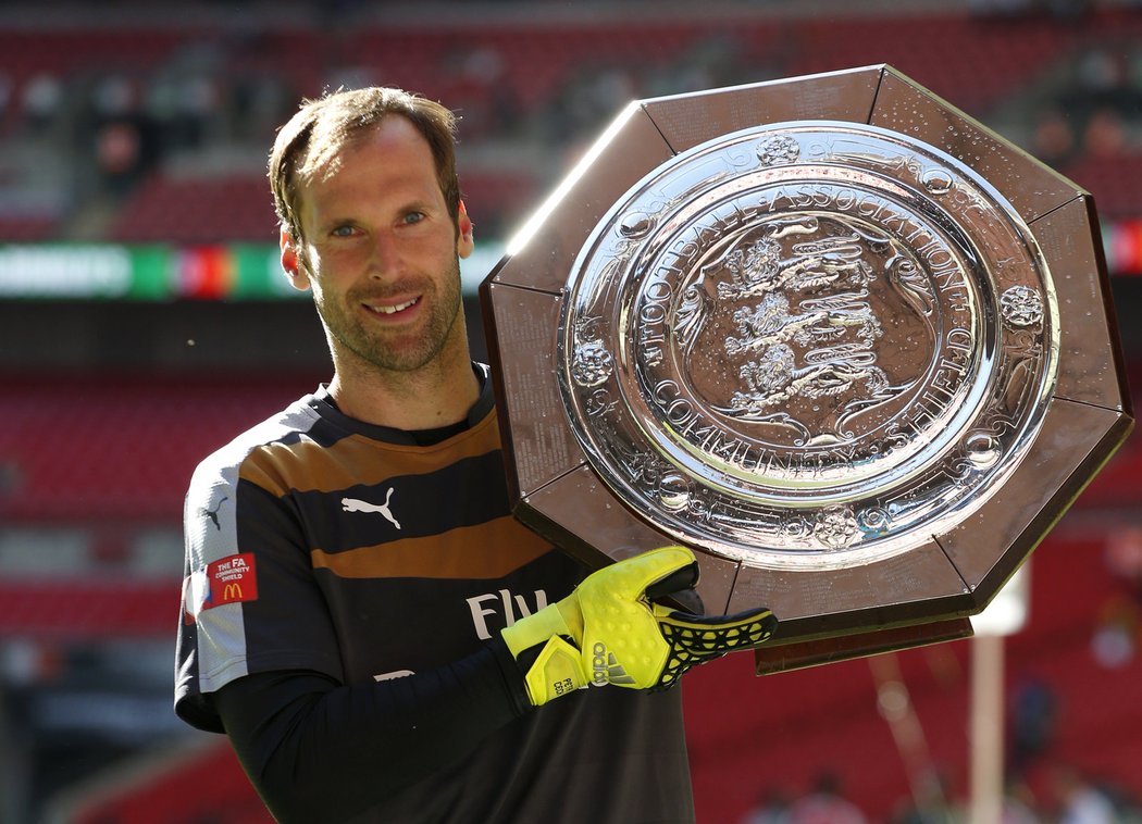 Petr Čech s trofejí pro vítěze Community Shield. Arsenal porazil ve Wembley Chelsea 1:0.