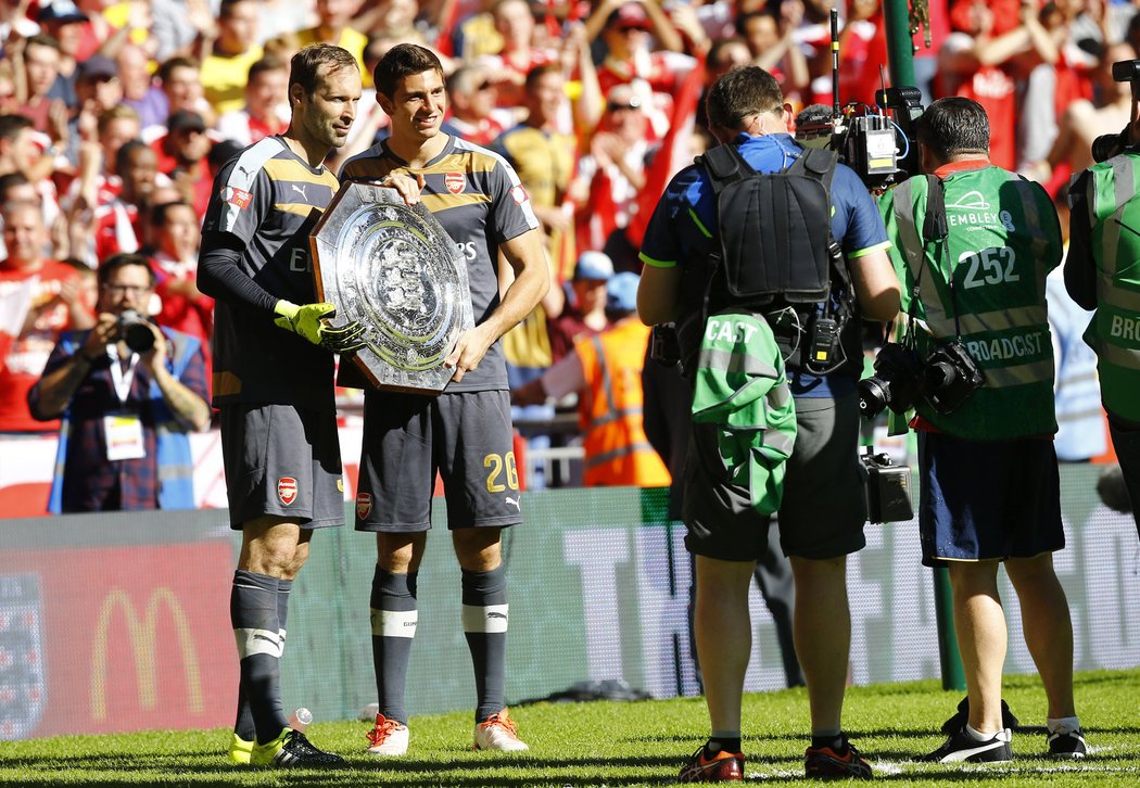 Petr Čech slaví, získal první anglickou trofej v dresu Arsenalu. &#34;Kanonýři&#34; ve Wembley vyhráli nad Chelsea 1:0.