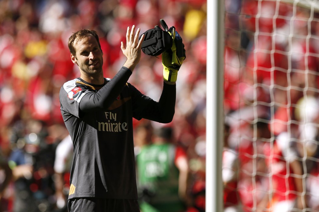 Petr Čech zatleskal po vítězství nad Chelsea fanouškům ve Wembley. S Arsenalem slavil první trofej.