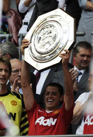 Javier "Chicharito" Hernandez s trofejí pro vítěze Community Shield